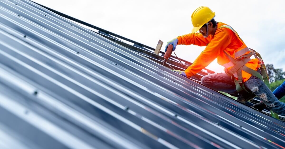 10 Signs that you Need a Commercial Roofing Contractor