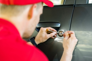 24/7 emergency car locksmith in Milwaukee, WI