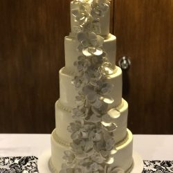 White wedding cake, floral wedding cakes, dallas weddings, dfw weddings, fort worth specialty bakery